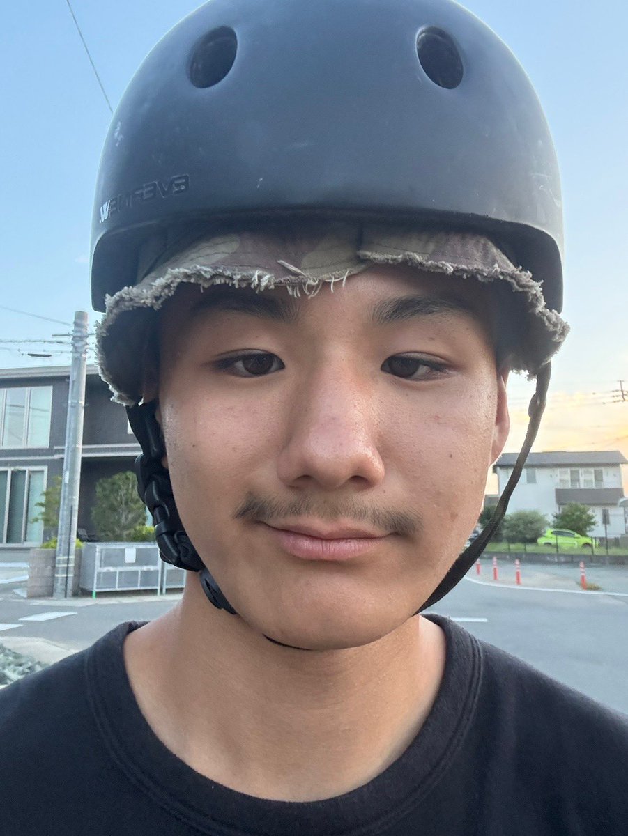_jpanzai1's tweet photo. 今日あたりから「「悪徳業者」」による被害が増えるのではないかと予想し、このような注意喚起の紙を作成し、地域の皆様にお渡しさせていただきました。⚠️

ボランティアの体系も物資から力仕事に置き換わってきています。💪

本来であれば被災された方全員にお配りしたいところではございますが、悪徳業者に狙われやすい地域はどこなのか、

これまで自分自身でさまざまな町を物資を配る際に回ってきた経験から考え、車の通行量が少なかったり、警察のパトロールが比較的少ない地域から始めようと決めました。🏘️

そこで、まずは豊野町から取り組むこととし、本日は豊野町を中心に郵便橋のように機動力のあるスーパーカブに乗って配布させていただきました。
10年前の熊本地震の際にも、悪徳業者による被害が数多く発生したと聞いております。今回は、一軒でもそのような被害を減らしたいという思いから地域を回り、注意喚起をさせていただきました。⚠️

もちろん、紙はすぐに捨てていただいても構いません。 ただ、もし訪問してくる悪徳業者などが現れた際に、「そういえば、こんな注意書きがあったな」と思い出していただき、まずは疑うところから入っていただければと思っております。📃

地域の皆様が安心して過ごせるよう、できることから一つずつ取り組んでまいります。
皆様、一致団結して頑張りましょう！！🇯🇵