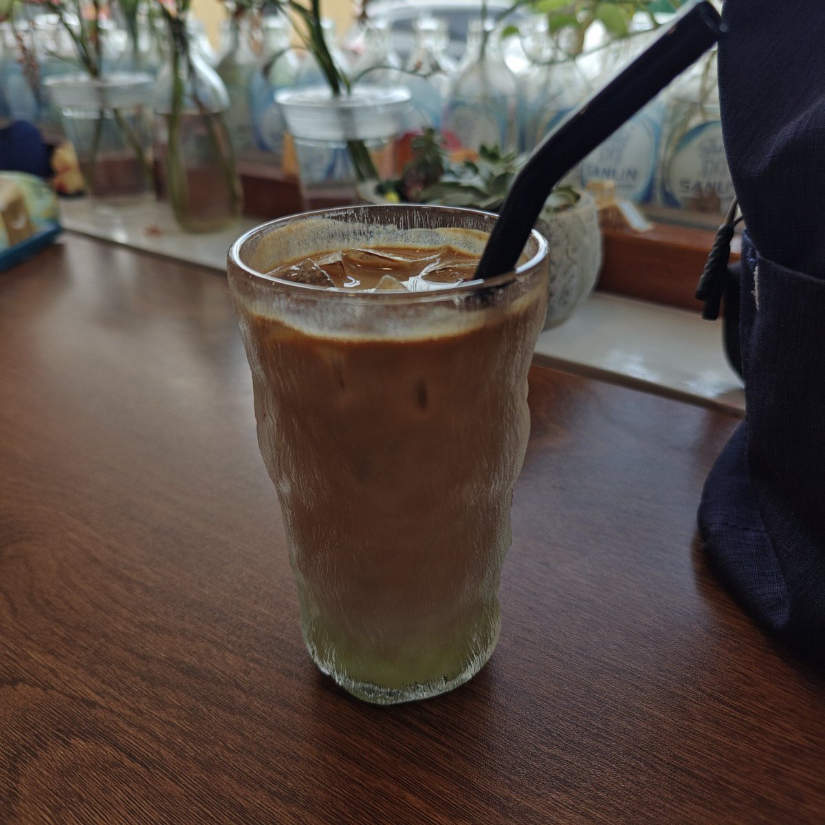kellymu04521238's tweet photo. Chilling with my favorite iced latte and a good book on a lazy Sunday—this is the real win https://t.co/1HRN0zmbpo