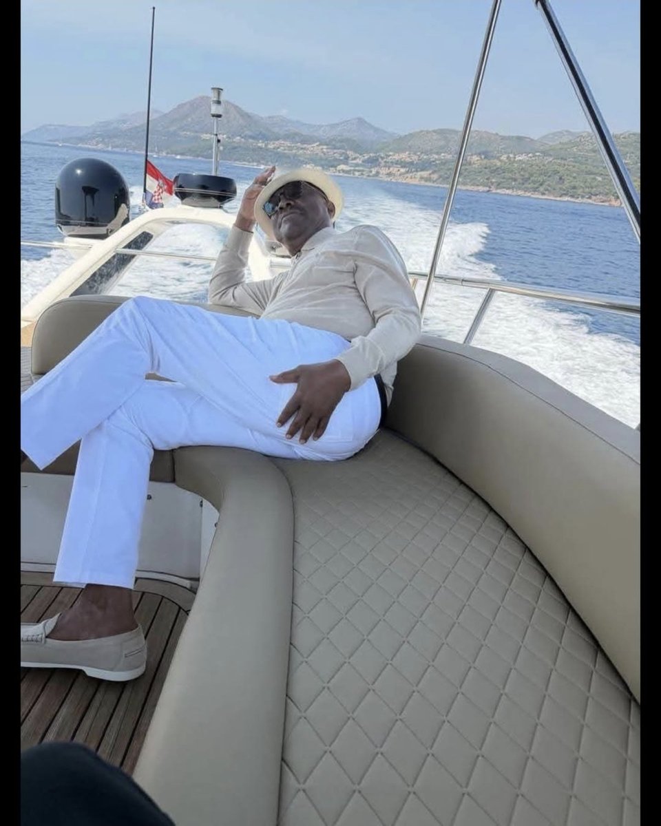 deejayneptune's tweet photo. Neptune it is 4:30 , Wike dey my fellowship 🎶. 

Na only God know wetin @Odumodublvck_ reason go this way on this song Okepe🔥.

Hon. Minister Nyeson Wike, enjoy your vacation Sir. And guys keep streaming Okpeke ▶️👯‍♀️! https://t.co/5LWzznnTOY