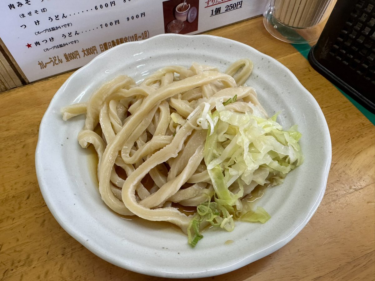 omorid1's tweet photo. ちなみに1人で河口湖方面に向かった真の目的はうどんの研究でした。日本一硬いと言われる吉田のうどんの名店を巡り、讃岐とも武蔵野とも違う圧倒的なコシと食べごたえに衝撃を受けてきた。
今後の自作麺の学びに活かしていきたい。 https://t.co/ysJMYxAudB