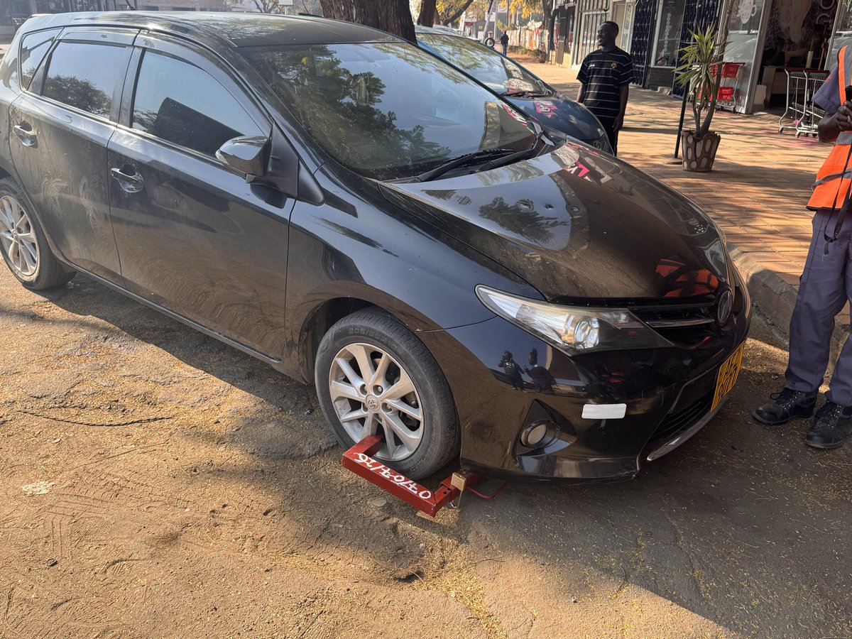 bekisabz's tweet photo. @DavidColtart @tendythree @bcc if you are going to clamping us for parking over the marked lines can you at least draw them? https://t.co/bT4Dy994cW