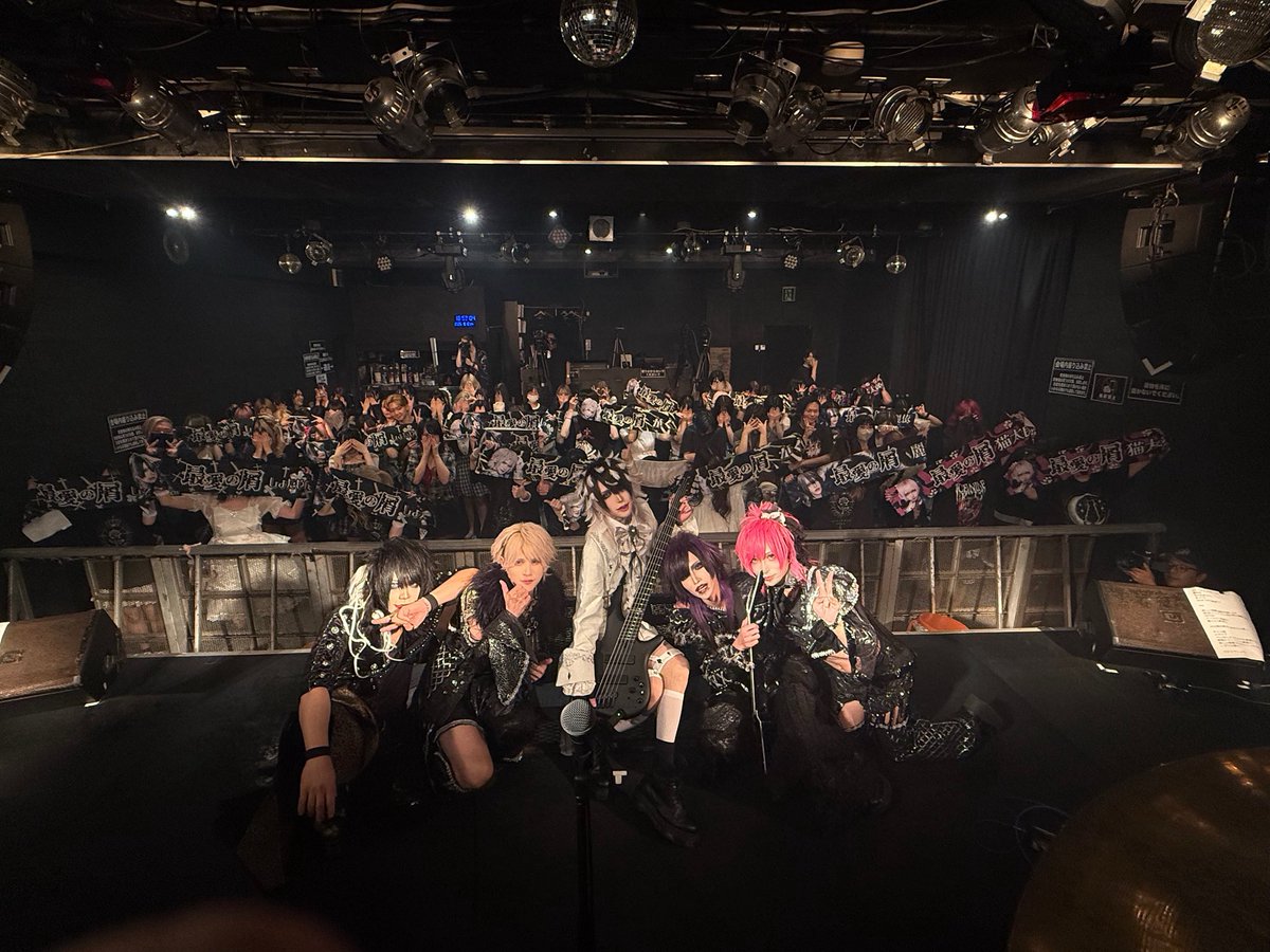 Saiai_Info's tweet photo. 【昨日もありがとうございました】
8/10(月)池袋EDGE
しょたやん生誕祭
『しょたたん！！-ワンマン編-』

◆SET LIST
1.CRYSTAL
2.キミ依存脳
3.独占私欲
4.歪-Ibitsu-
5.WAR CRY
6.美しい復讐
7.Replica
8.INTOX 
9.クソメロ
10.毒スル。
11.ダメ人間 / アルルカン
12.メサイア / MEJIBRAY
13.バレないようにキスをして
14.愛憎メランコリー
15.美しい復讐
16.Replica

◆次回
明日 8/12(水)渋谷REX
【ベガ。】始動主催公演
『- サイコクラッシュ -』
サポートドラム：RiU
トッパー 17:30〜