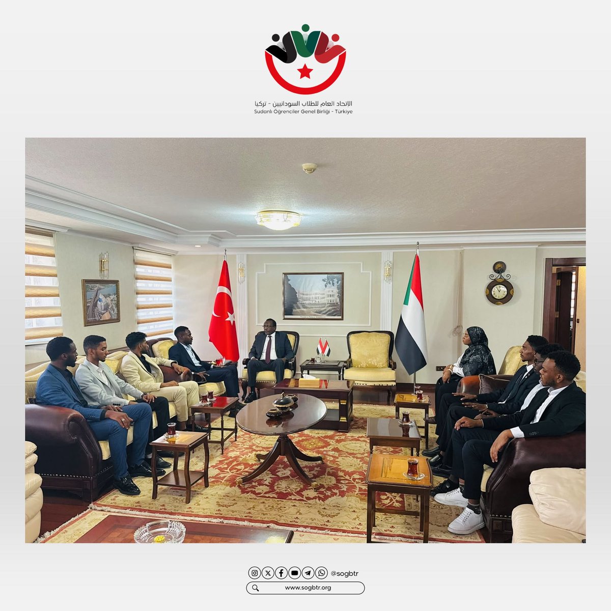 Sogbtr's tweet photo. الزيارة الرسمية لسفارة جمهورية السودان بأنقرة🇸🇩✨

بتاريخ الإثنين 3 أغسطس، التقى وفد المكتب التنفيذي ومجلس الاتحاد المنتخب بسعادة السفير/ نادر يوسف وطاقم السفارة السودانية بأنقرة، حيث شهد اللقاء التهنئة والتأكيد على الدعم الكامل للاتحاد، والتطرق لعدد من محاور العمل القادمة:

🔹 التنسيق والإعلام:تعزيز التواصل المستمر مع السفارة والقنصلية، وتطوير النشر الإعلامي عبر منصات الاتحاد.
🔹 الشؤون الأكاديمية والمنح:تحديد اجتماع مرتقب مع مسؤول العلاقات بـ (YÖK)، والتواصل مع عدد من الجامعات الموصى بها لتوفير منح ومقاعد دراسية للطلاب.
🔹 دعم الطلاب:إيلاء أولوية قصوى لملف الطلاب المتعثرين بشفافية عالية بالتنسيق مع القنصل العام، ومتابعة الطلاب الجدد عبر الاتحادات الفرعية بالمدن.
🔹 الخريجون والشركات:الترحيب ببحوث الخريجين ونشرها بمقر السفارة، وتوطيد الصلات مع المؤسسات والمنظمات والجهات الداعمة.

رابط المنشور:
 https://t.co/RROvOOIxVP

#الأمانة_الاعلاميه
#الاتحاد_العام_للطلاب_السودانيين_تركيا