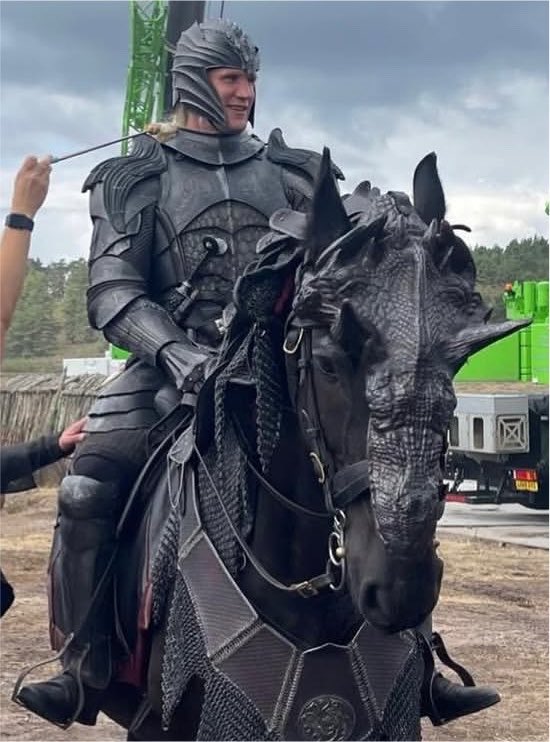 T0astedEverlark's tweet photo. Off context but Daemon’s horse-armor being Caraxes face its the cutest thing 😭😭❤️❤️❤️ https://t.co/zKvjlLE1vn