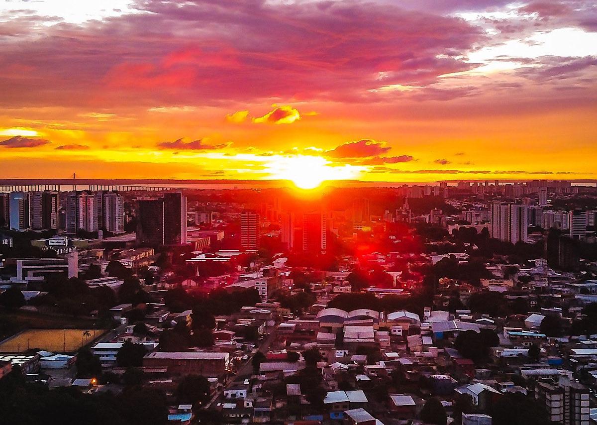 marioadolfo's tweet photo. Quem mora em Manaus e ainda não achou que o ar-condicionado do quarto tá quebrado porque não consegue gelar o ambiente é porque tem uma máquina daquelas de supermercado em casa. Ar-condicionado normal já pediu exoneração. Tá quente paporra essa cidade! https://t.co/mM1U8na0uR