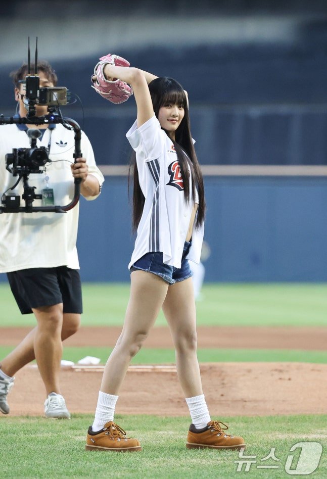 MINNY_NOTE's tweet photo. [📷] 260811 #MINNIE Ceremonial First Pitch for Doosan Bears at Jamsil Baseball Stadium!

#민니 #idle #아이들 @official_i_dle (10) https://t.co/xpTkjDTXNr