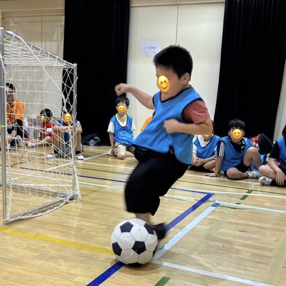 firstscene_fsgn's tweet photo. 【イベントにも、すべて「支援の意図」がある⚽】
教育事業「ファーストシーンドリーム」で、7事業所合同のフットサル大会を開催！

保護者の皆様にも見学いただき、子どもたちの姿だけでなく、スタッフがどんな表情・言葉で支援しているのかも実際に見ていただきました。

#ファーストシーンドリーム https://t.co/MXBtmlFDYg