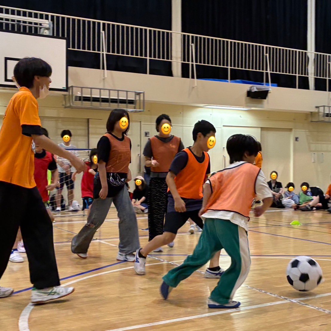 firstscene_fsgn's tweet photo. 【イベントにも、すべて「支援の意図」がある⚽】
教育事業「ファーストシーンドリーム」で、7事業所合同のフットサル大会を開催！

保護者の皆様にも見学いただき、子どもたちの姿だけでなく、スタッフがどんな表情・言葉で支援しているのかも実際に見ていただきました。

#ファーストシーンドリーム https://t.co/MXBtmlFDYg