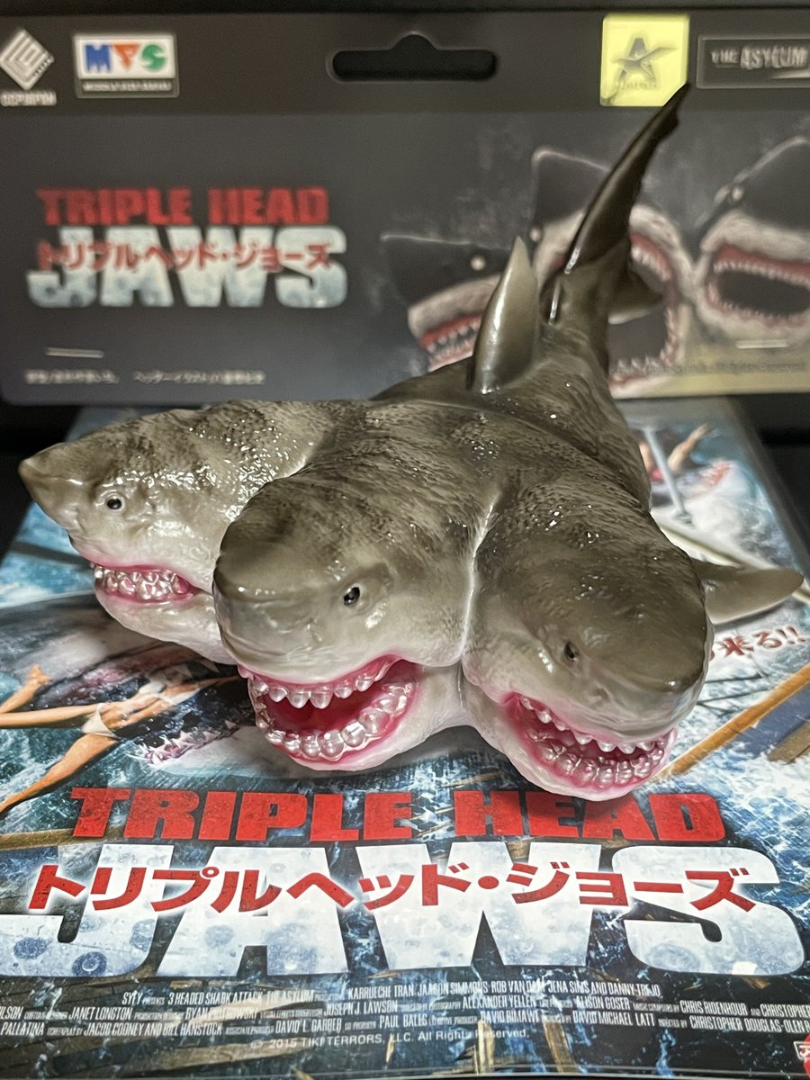haunebu0208's tweet photo. 多頭鮫のソフビがついに予約受付開始。手のひらサイズながら、獰猛な形相と逞しい体つきが迫力満点で、本編に登場するサメよりも強そうに見える。東京国際サメ映画祭での先行販売で手に入れた時は、上映開始直前まで眺めるほど見蕩れてしまっていたので、保存用の購入を真剣に考えている。 https://t.co/yDGgnqLxc7