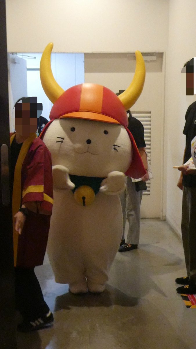 miomon911's tweet photo. 2026年8月11日(火・㊗️)

17時～

なんばダイニングメゾン「わくわく！夏のグルメ合戦！」

・グリーティング

●フロアにゃんにゃん大闊歩！

人が多くて大変やけど短時間で、 #ひこにゃん が帰っていきました😹😹😹

📍高島屋大阪店 https://t.co/Rr3Ueqx9Pr