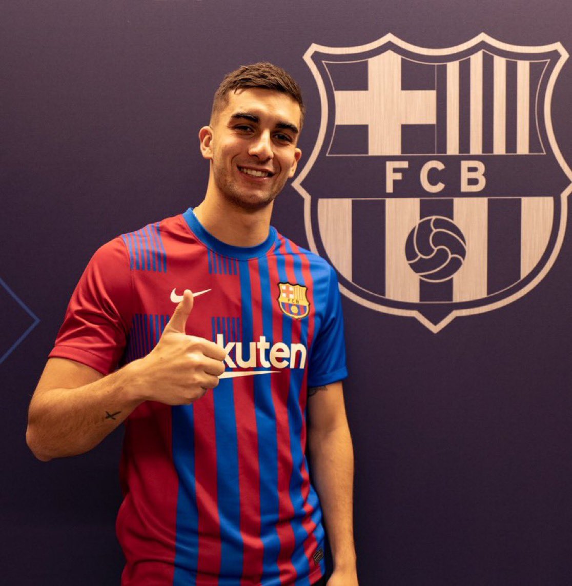 fedriluto's tweet photo. 🚨🎖️| 𝐁𝐑𝐄𝐀𝐊𝐈𝐍𝐆: Según fuentes cercanas al entorno de Ferrán, el futbolista lo tendría claro, SE QUEDA EN EL BARÇA, el motivo principal, estar cerca de su familia, el cual también fue el motivo por el que fichó con el barça. Fuentes: ninguna, me lo acabo de inventar. https://t.co/b9Yv6Es1hj