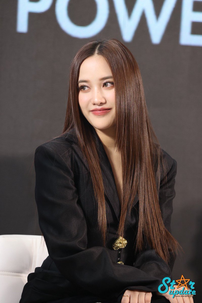 webstarupdate's tweet photo. สาวสวย "ฟรีน สโรชา" นั่งแท่น commentator รายการ DUO: ONE : TWO SOULS, ONE DREAM PRESS CONFERENCE 

#PROJECTDUOONExFreen #srchafreen
#PROJECTDUOONEPresscon 
#แถลงข่าวเปิดตัวPROJECTDUOONE https://t.co/J12SBaCIC2