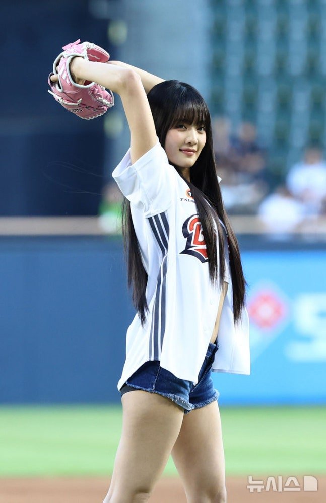 MINNY_NOTE's tweet photo. [📷] 260811 #MINNIE Ceremonial First Pitch for Doosan Bears at Jamsil Baseball Stadium!

#민니 #idle #아이들 @official_i_dle (11) https://t.co/4yNEToBBM8