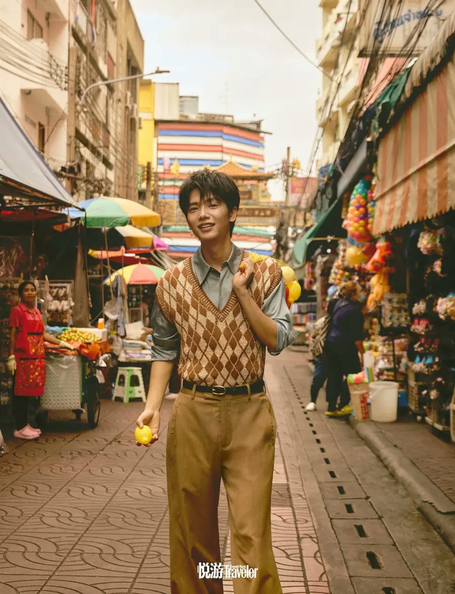 Sahamongkolfilm's tweet photo. “หวังเหยียนทง” ผู้รับบท “แต้บักเซ็ง”
ถ่ายแบบใน Condé Nast Traveller China August 2026  ที่เยาวราช 

#DearYou #จดหมายถึงอาม่าวันนี้ 
ในโรงภาพยนตร์ https://t.co/xARURdCjB0