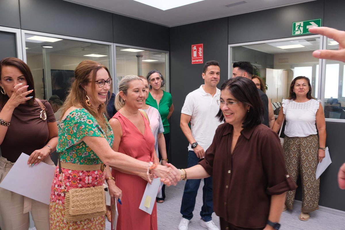 CarolinaDarias's tweet photo. 🧹 Más estabilidad para quienes cada día cuidan de #LPGC

✍️Hoy hemos acompañado a 26 profesionales del Servicio Municipal de @LimpiezaLPGC en la firma de su estabilización

🔹Un paso que reconoce su trayectoria y fortalece un servicio público esencial para nuestra ciudad https://t.co/a5vNZOXvzj