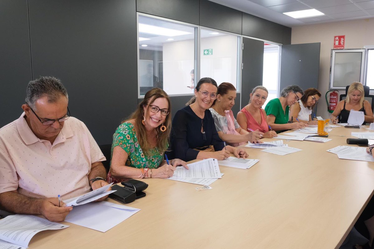 CarolinaDarias's tweet photo. 🧹 Más estabilidad para quienes cada día cuidan de #LPGC

✍️Hoy hemos acompañado a 26 profesionales del Servicio Municipal de @LimpiezaLPGC en la firma de su estabilización

🔹Un paso que reconoce su trayectoria y fortalece un servicio público esencial para nuestra ciudad https://t.co/a5vNZOXvzj