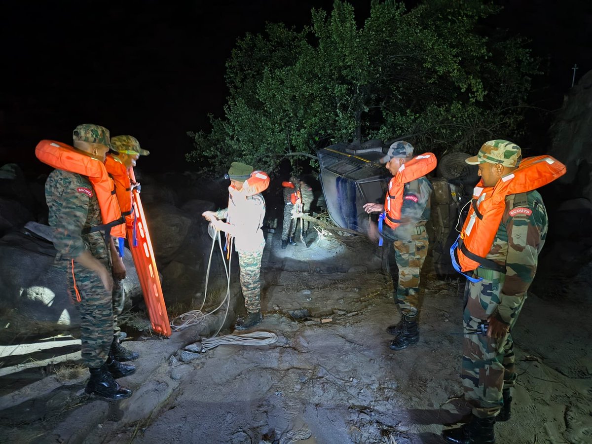 UBArea_IA's tweet photo. ๐จ๐ฎ๐ณ WHEN THE BRIDGE FELL, A HERO STOOD.
๐ A 120-ft modular bridge at #TamakNala was swept away by a violent surge, cutting off #Malari, #Gamshali & #Niti.
๐ฅ Havildar Pankaj of 123 Road Construction Company (BRO) risked everything to save passengers from a Boleroโbefore being swept away himself. He remains missing.
๐ช From the first night, #IndianArmy, #SDRF & #NDRF have stood together in relentless search & rescue.
๐ฎ๐ณ Courage doesnโt wait for orders. It answers the call.
#IndianArmy #HADR #OperationDharali #FlashFlood #TamakNala #NitiValley #Malari #Uttarakhand #RescueOperations #NationFirst #SuryaCommand #UttarBharat
@adgpi @panchshulpulse @PRODefDehradun @suryacommand @IbexRadioTarana @radioibextarana @voiceofspiti @voiceofkinnaur @ProDefLko @SpokespersonMoD @DefMinIndia @BROindia @NDRFHQ @uksdrf