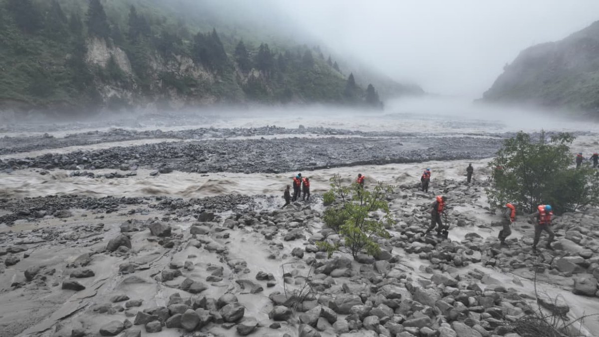 UBArea_IA's tweet photo. ๐จ๐ฎ๐ณ WHEN THE BRIDGE FELL, A HERO STOOD.
๐ A 120-ft modular bridge at #TamakNala was swept away by a violent surge, cutting off #Malari, #Gamshali & #Niti.
๐ฅ Havildar Pankaj of 123 Road Construction Company (BRO) risked everything to save passengers from a Boleroโbefore being swept away himself. He remains missing.
๐ช From the first night, #IndianArmy, #SDRF & #NDRF have stood together in relentless search & rescue.
๐ฎ๐ณ Courage doesnโt wait for orders. It answers the call.
#IndianArmy #HADR #OperationDharali #FlashFlood #TamakNala #NitiValley #Malari #Uttarakhand #RescueOperations #NationFirst #SuryaCommand #UttarBharat
@adgpi @panchshulpulse @PRODefDehradun @suryacommand @IbexRadioTarana @radioibextarana @voiceofspiti @voiceofkinnaur @ProDefLko @SpokespersonMoD @DefMinIndia @BROindia @NDRFHQ @uksdrf