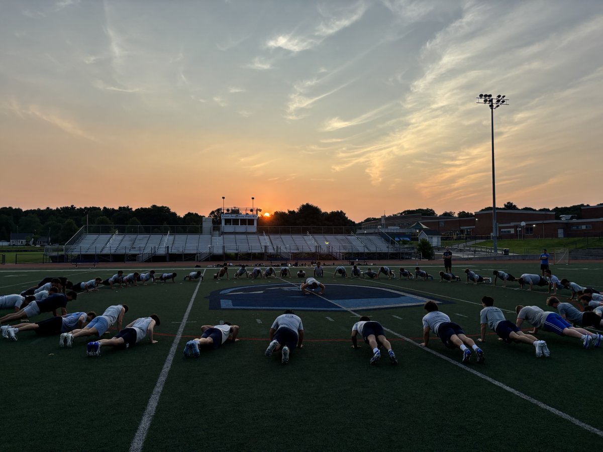 FHSFAN's tweet photo. COMMITMENT: 6am workout #27 of #30 for TEAM 26. Frosh crew will be doing the same at 8am.
#OnAMission
#RefuseToLose
#Brotherhood
#A11IN https://t.co/KmbFHhNvVC