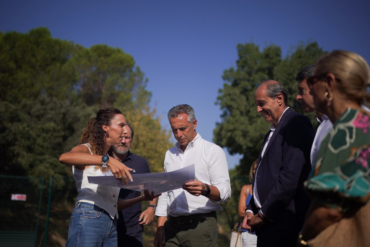 ComunidadMadrid's tweet photo. 💧 La Comunidad de Madrid destina 2,4 millones de euros a la mejora del sistema de saneamiento de las urbanizaciones de #SevillaLaNueva.
✅ Canal de Isabel II está renovando 4,1 kilómetros de redes de alcantarillado en el municipio.
+Info: https://t.co/EGHFT8ei2H https://t.co/GeAYeMvi9s