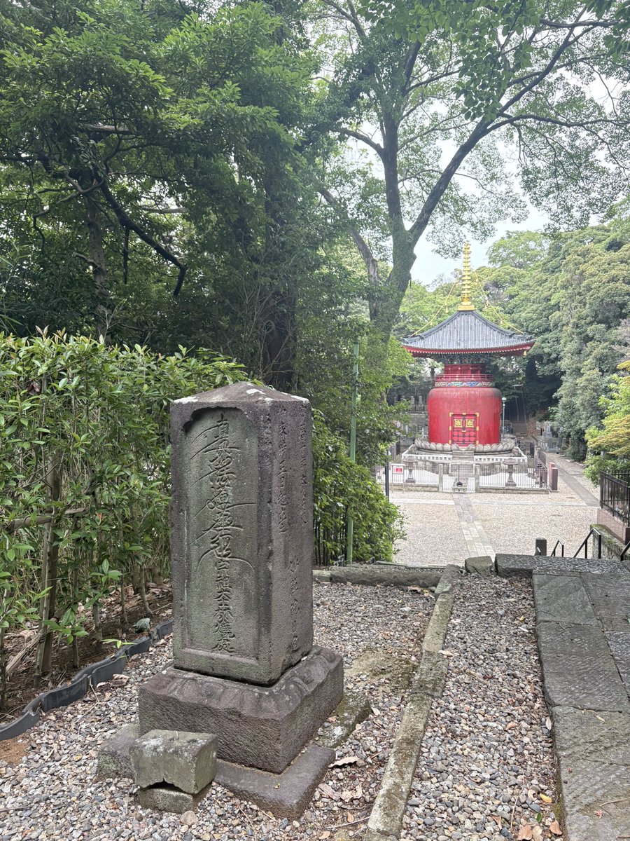 hamasan_new's tweet photo. 池上本門寺（日蓮宗大本山　大田区）

　#山の日　#御首題　#御朱印　#日蓮宗

　山の日といっても天気が心配なので、「長栄山」池上本門寺へ行ってまいりました🙏お寺も山ですからね⛰️
　大堂は空襲で焼失後、昭和三九年、東京オリンピック今年に再建されました🏗️旧盆、終戦記念日が近いので平和と先祖供養を願って合掌です🙏
　日蓮荼毘所の多宝塔（国重文）にもご挨拶☺️緑に囲まれた極彩色。特に朱色が映えますな🌳🟥
　達筆な御首題を拝領✍️回向文の文言が素晴らしいです👫南無妙法蓮華経🪷
