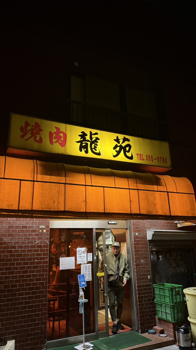 ghetto_meshi's tweet photo. 川崎の焼肉屋、龍苑。

俺が一番好きな焼肉屋。

煙、脂、タレ、肉。
全部がちゃんと川崎だ！
客筋も含めて川崎ストリートそのもの！

焼肉ってのは本来こういうもんだろ。

川崎で焼肉食うなら、俺は龍苑！

こういう店が最後まで残ってほしい！
KAWASAKI SOUTH SIDE！ https://t.co/pQFEsgl0WV