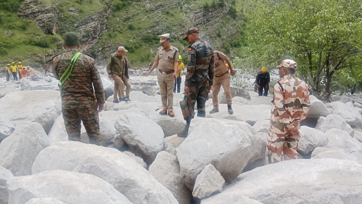 chamolipolice's tweet photo. रेस्क्यू अपडेट | तमक नाला, ज्योतिर्मठ-मलारी मार्ग

चमोली जिले के ज्योतिर्मठ-मलारी मोटर मार्ग पर तमक नाला में अत्यधिक जलप्रवाह के कारण वैली ब्रिज बहने की घटना के बाद लापता एक व्यक्ति की तलाश में आज दूसरे दिन भी रेस्क्यू अभियान लगातार जारी है। https://t.co/LqE6fu6aM4