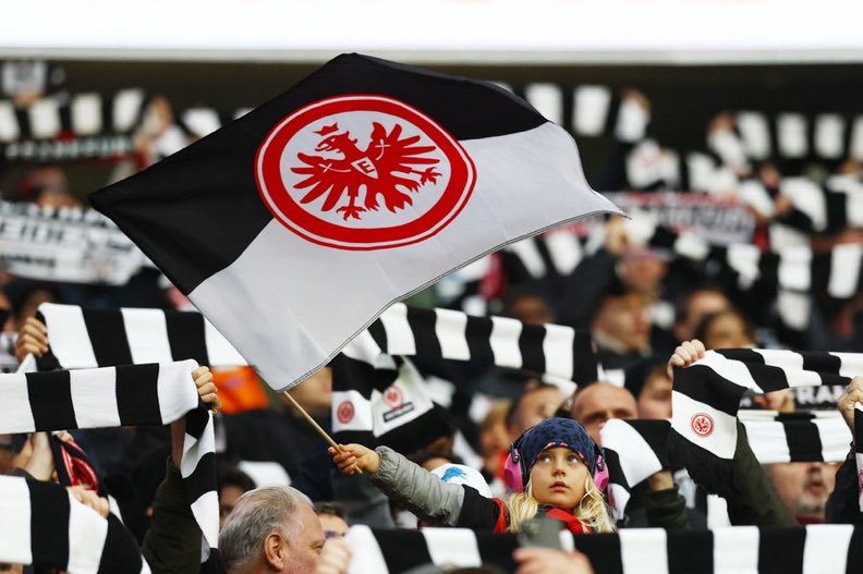 resmi442's tweet photo. Eintracht Frankfurt, 'Bir Kere Eintracht, Her Zaman Eintracht' projesi kapsamında bölgedeki okullara, spor kulüplerine ve gönüllü gruplara Bundesliga'daki iç saha maçları için ücretsiz bilet dağıtılacağını açıkladı. https://t.co/r5Wu7zAUdp