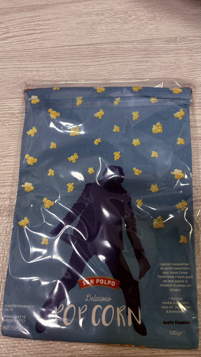 kuchan0608's tweet photo. バタバタして懺悔室の円盤を今開けた
予約してから時間経ってるので特典なんだっけとド忘れ状態でしたが………ポップコーン巾着の裏側にまさかの！！！！？？🍿モチーフグッズがあったけど推し本体が入ってるグッズ初では？！露伴ではなく🍿���郎だよ？？
ありがたや🙏🙏🙏 https://t.co/fmi4vByFPG