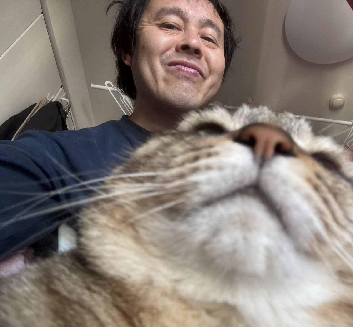 kouichikidoura's tweet photo. 一つ歳取って最初のライブはこちら
お盆休みの皆様
おめでとう酒持ち寄ってぜひお越しください

画像は日付変わってふとテーブルみたら誕生日プレゼントのごとくうまいことセンターに吐き出されていた毛玉でした。
ありがとうかっちゃん。

8/12 (水)
@三軒茶屋ヘブンスドア
@sanchaxheavens 

Open/start　18:30/19:00
adv./door￥2,800/￥3,000
(+1order)

act/
Brandon Neal(U.K.) @TheSabatouer 
吉美四季 @yoshimisiki 
コーラ @nisincoke 
WorldWideSize @size_wide 
FUTURE SOUND LOVERS @chuck1on
