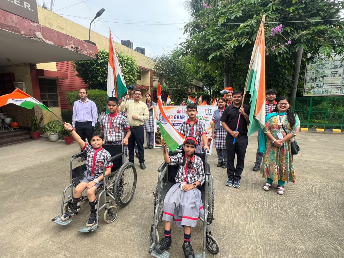 kv_ner's tweet photo. "हर घर ति���ंगा अभियान" पीएम श्री केंद्रीय विद्यालय पूर्वोत्तर रेलवे बरेली |@KVS_Lucknow https://t.co/n7JTfffN9i