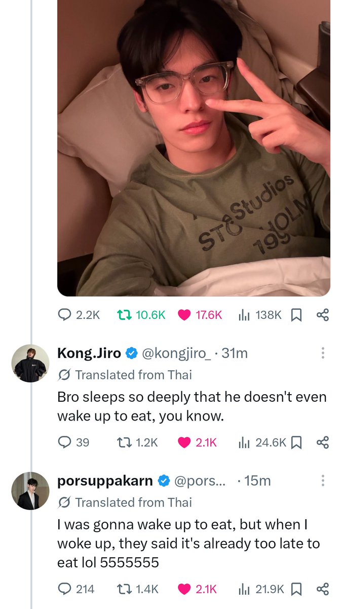 pikjaipik's tweet photo. por sleeping so peacefully that he even forgot to eat on flight reminds me of this clip where tee was arguing with por about how he'd choose to sleep first before sleeping ..

moral of the story: teetee really knows his p'por best 🙂‍↔️ https://t.co/zwNOCLxym7