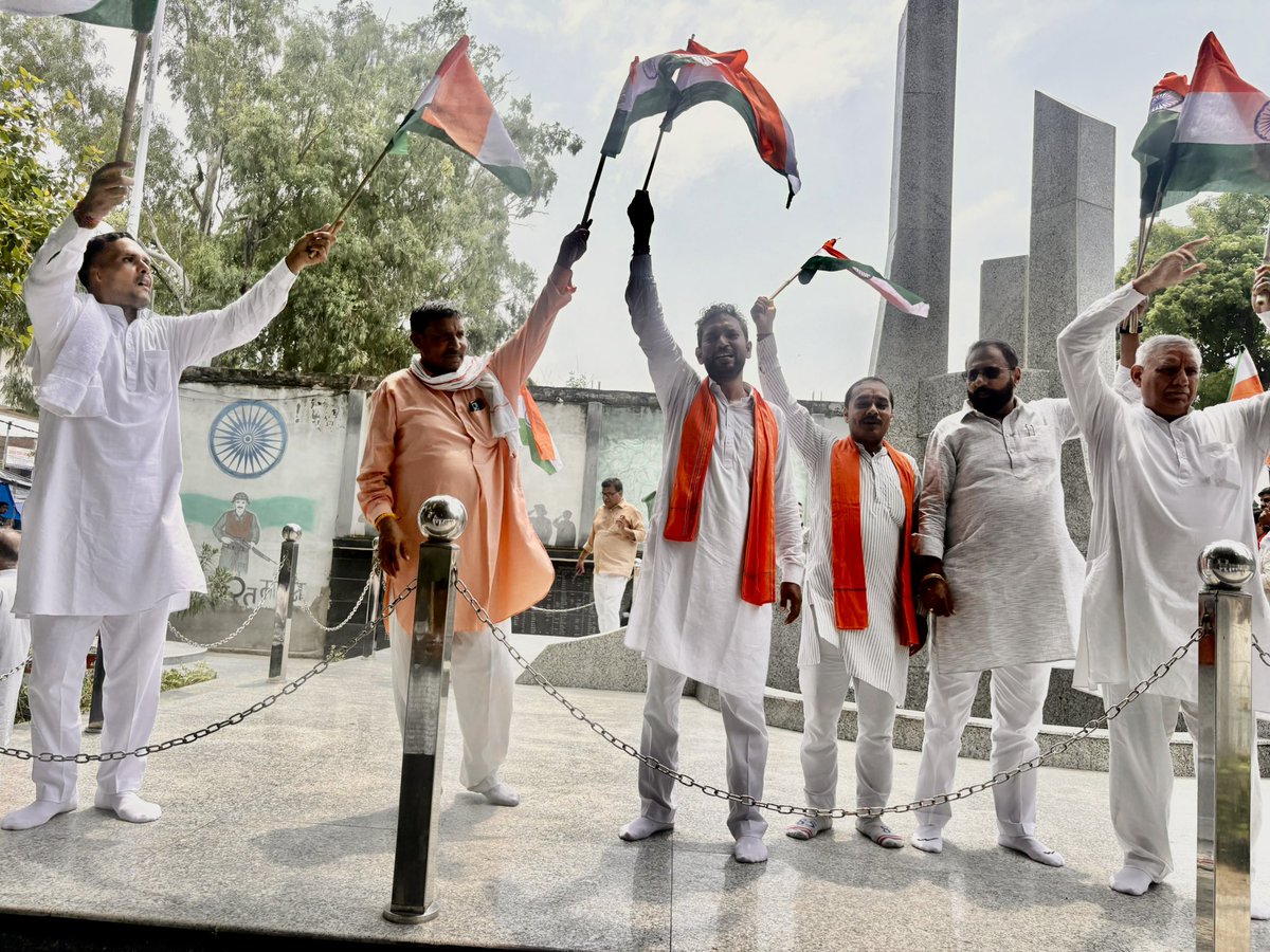 sainisanjay080's tweet photo. सेक्टर-2 से शहीद स्मारक तक निकली भव्य तिरंगा यात्रा

शहीद स्मारक पहुंचकर भाजपा नेताओं व कार्यकर्ताओं ने वीर शहीदों को श्रद्धासुमन अर्पित कर नमन किया। तिरंगा देश की आन, बान और शान का प्रतीक है तथा युवाओं को शहीदों के बलिदान से प्रेरणा लेकर राष्ट्रहित में योगदान देना चाहिए। https://t.co/FlSLNWfjbI