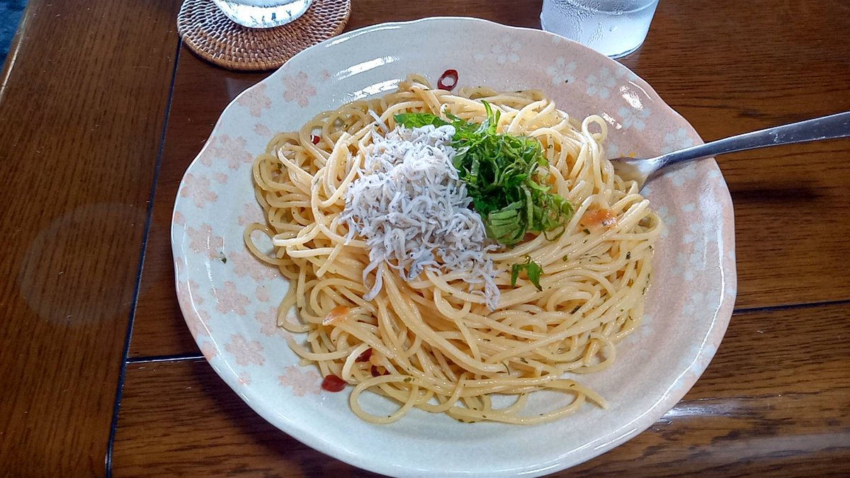 amutumuumeru's tweet photo. おいしい美味しいペペロンチーノはしらすと大葉がたっぷり✨(上演時には提供ございません、すみません！)
ホッと一息のお茶とコーヒー🍀  https://t.co/HYyf383jT4 https://t.co/rc2YsKX70u