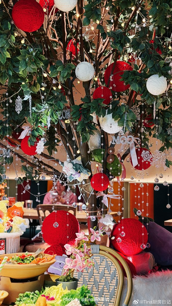 caddick1985's tweet photo. Christmas eve is here! Wrap in blankets, sip hot cocoa, and soak in the cozy, sparkly vibes https://t.co/ACCuC4kmAm