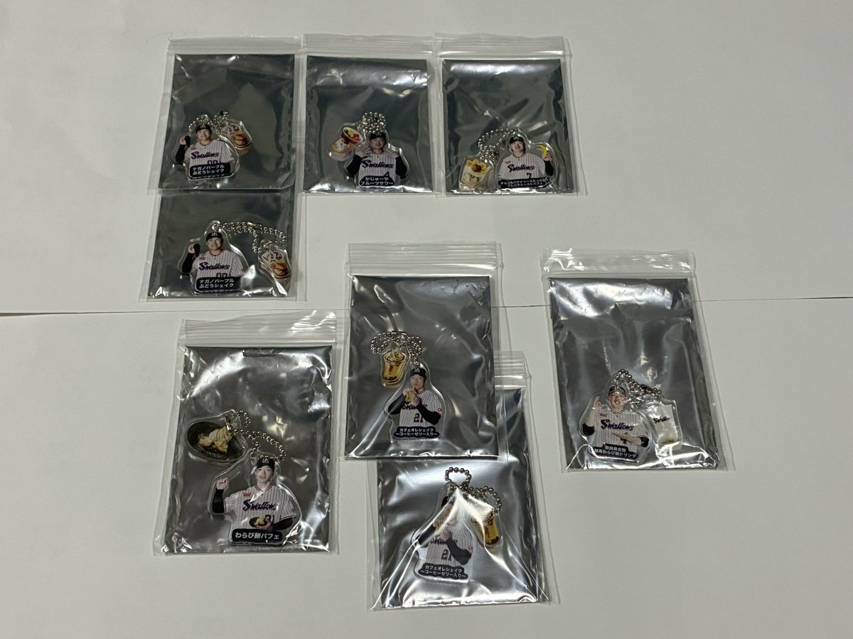 ohysugr_sub's tweet photo. 交換・買取募集

昨年のグルメキーホルダーが大量に出てきましたので。
(なんで岩田くんの4つもあるの？？)

譲:00,4,7,21,44,60,63,64
求:買取 or 45,55,2896

#スワローズグッズ交換希望
#スワローズグッズ交換譲渡 https://t.co/FU9Xue3PlG