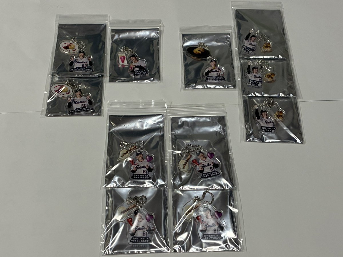 ohysugr_sub's tweet photo. 交換・買取募集

昨年のグルメキーホルダーが大量に出てきましたので。
(なんで岩田くんの4つもあるの？？)

譲:00,4,7,21,44,60,63,64
求:買取 or 45,55,2896

#スワローズグッズ交換希望
#スワローズグッズ交換譲渡 https://t.co/FU9Xue3PlG