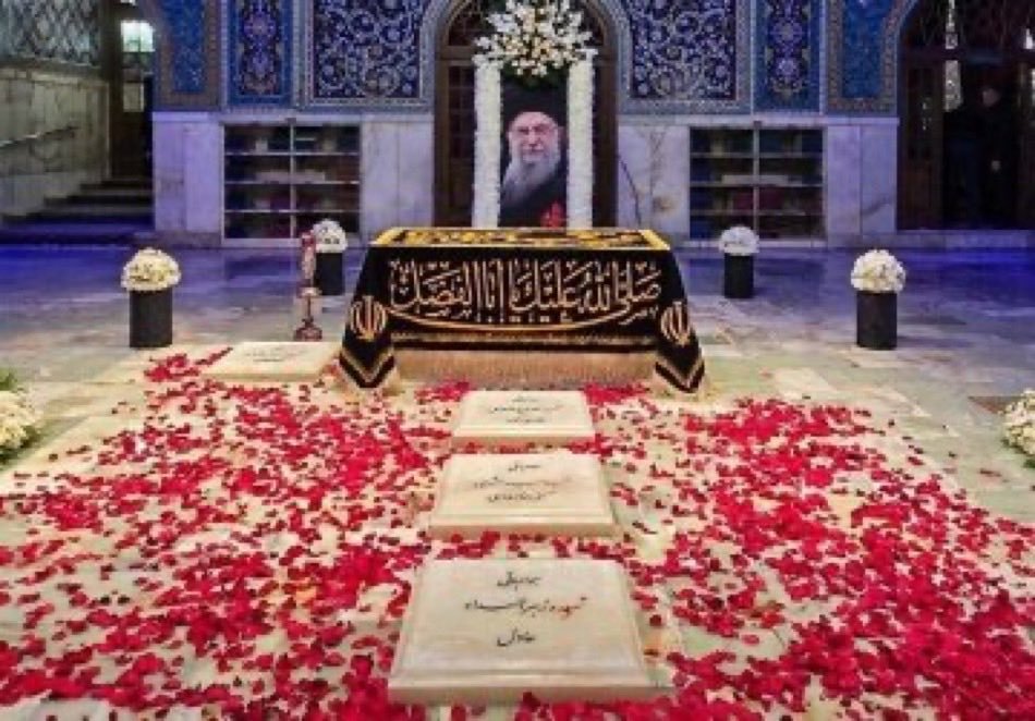 Ebrahimsz3661's tweet photo. این عاقبت بخیری در جوار شاه خراسان،مزد رهبری بود که پس سالها مجاهدت شجاعانه، یک وجب از خاک وطن را به دشمن نداد،تا پای جان برای ملت و دفاع از کیان وطن ایستاد.
#ایران_امام_رضا https://t.co/CmtxnJcmFW