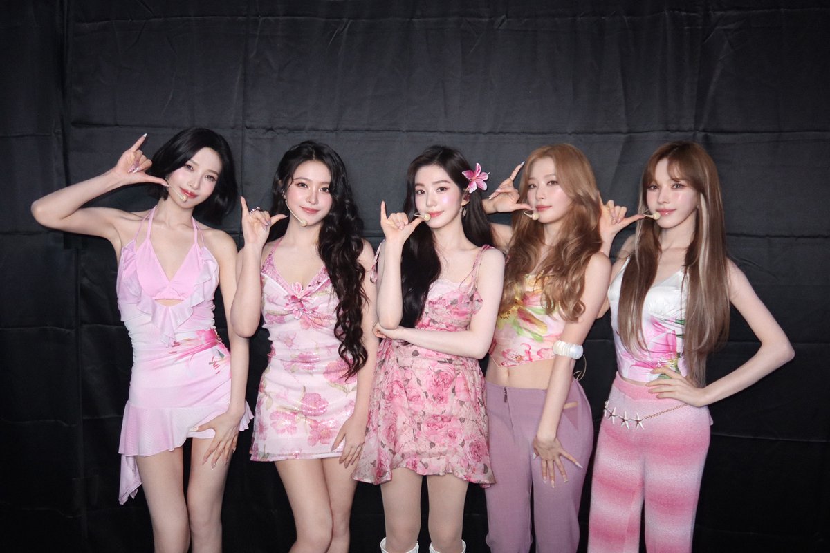 RVsmtown's tweet photo. Red Velvet at #가요대전SUMMER 🏄💗

#RedVelvet #레드벨벳
#SurfinBoy #RedVelvet_SurfinBoy https://t.co/DGOfxB4aJB