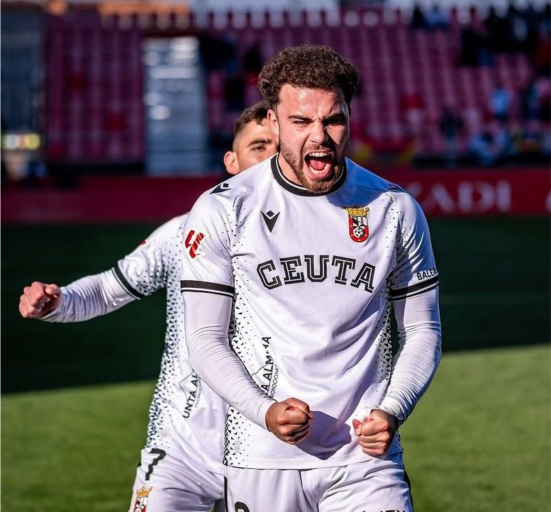 DTransferencias's tweet photo. Estoril Praia está interessado em Marcos Fernández, de acordo com o @Record_Portugal.
O avançado de 23 anos também despertou a cobiça do RCD Mallorca, Real Oviedo, Preston North End e Legia, revela a mesma fonte.
O atleta pertence ao RCD Espanyol e tem uma cláusula de rescisão de 2 milhões de euros.
Na última temporada, o jogador espanhol esteve cedido à AD Ceuta onde apontou 14 golos em 36 jogos.