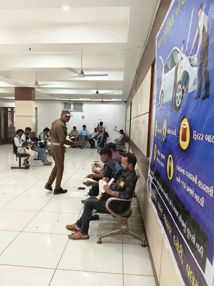rtovalsad's tweet photo. વલસાડ RTO ખાતે અરજદારોને તથા રાહદારીઓને માર્ગ સલામતી અંગે પેમ્ફલેટ વહેંચીને માર્ગ સલામતી અંગે જાગૃતિ લાવવાનો  પ્રયાસ.🚦@GRSAofficial @COTGuj_office https://t.co/ngFR7ZDeNP