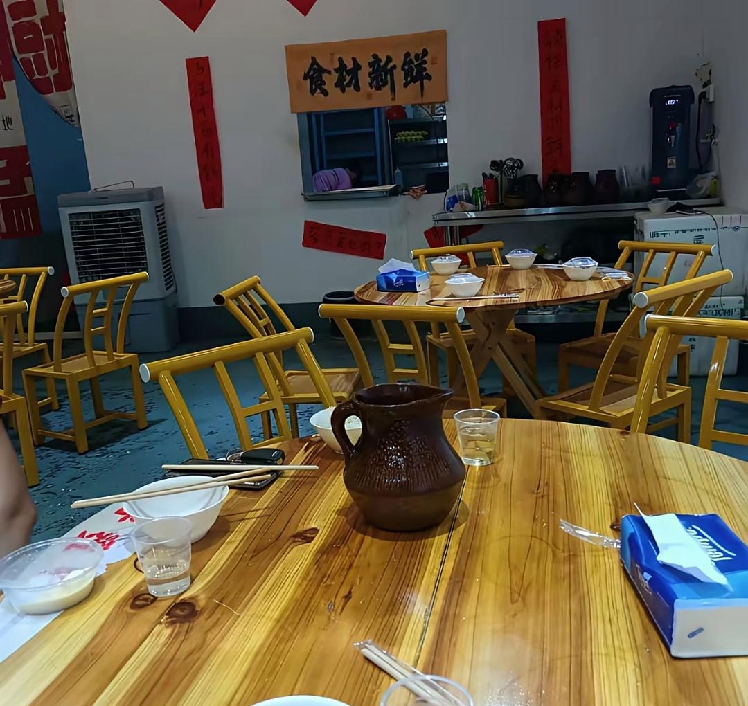 RoseBaconAve's tweet photo. Late night comfort: hot ramen slurp, warm soy sauce scent, and the quiet hum of the tiny family-run eatery. https://t.co/uGRkgfs63a