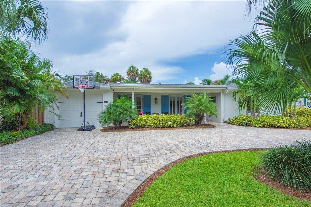 BeckyRossway's tweet photo. Check out this luxury home! #RealEstate #DreamHomes https://t.co/U5xyCYElBd