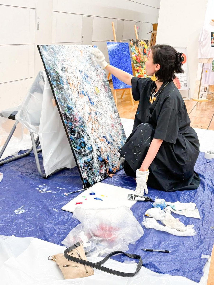 TanTan1209's tweet photo. Independent Tokyoでのライブパフォーマンス、与えられた20分の時間内で作品を仕上げる。

今回、切り絵をステンシルにして作品を仕上げました。
フェアは無事終了。

#切り絵アート
#ライブパフォーマンス https://t.co/nVzEdtL1tT