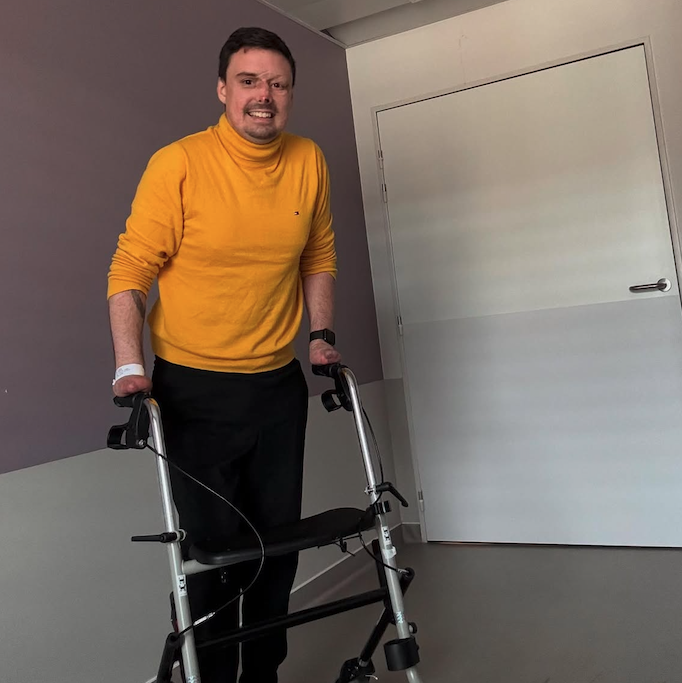 LMPositif's tweet photo. 🇲🇫 Lucas Canuel, ancien sapeur-pompier volontaire gravement brûlé dans un accident il y a dix ans, s’entraîne aujourd’hui pour devenir pompier professionnel. Après trois mois de coma et des années de reconstruction, il se bat au quotidien pour améliorer la sécurité des pompiers et souhaite passer le concours d’ici la fin de l’année.👏👨‍🚒 (France Info) 

📸 Lucas Canuel,