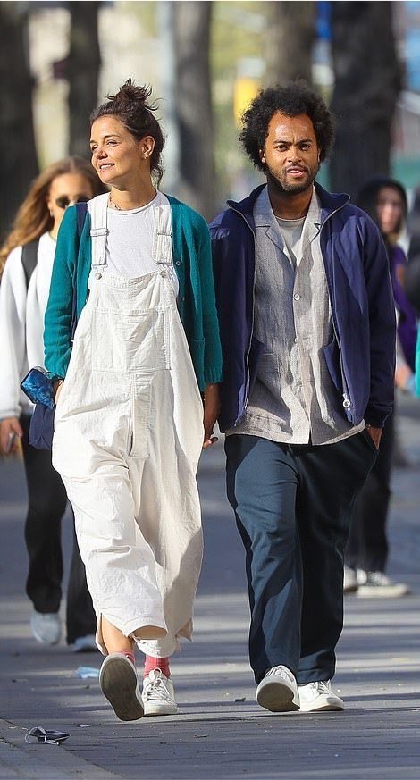 ComfortLolaa's tweet photo. Katie Holmes and her boyfriend Bobby Wooten III 
Love lives here ❤️ https://t.co/u9gFnmuSFQ
