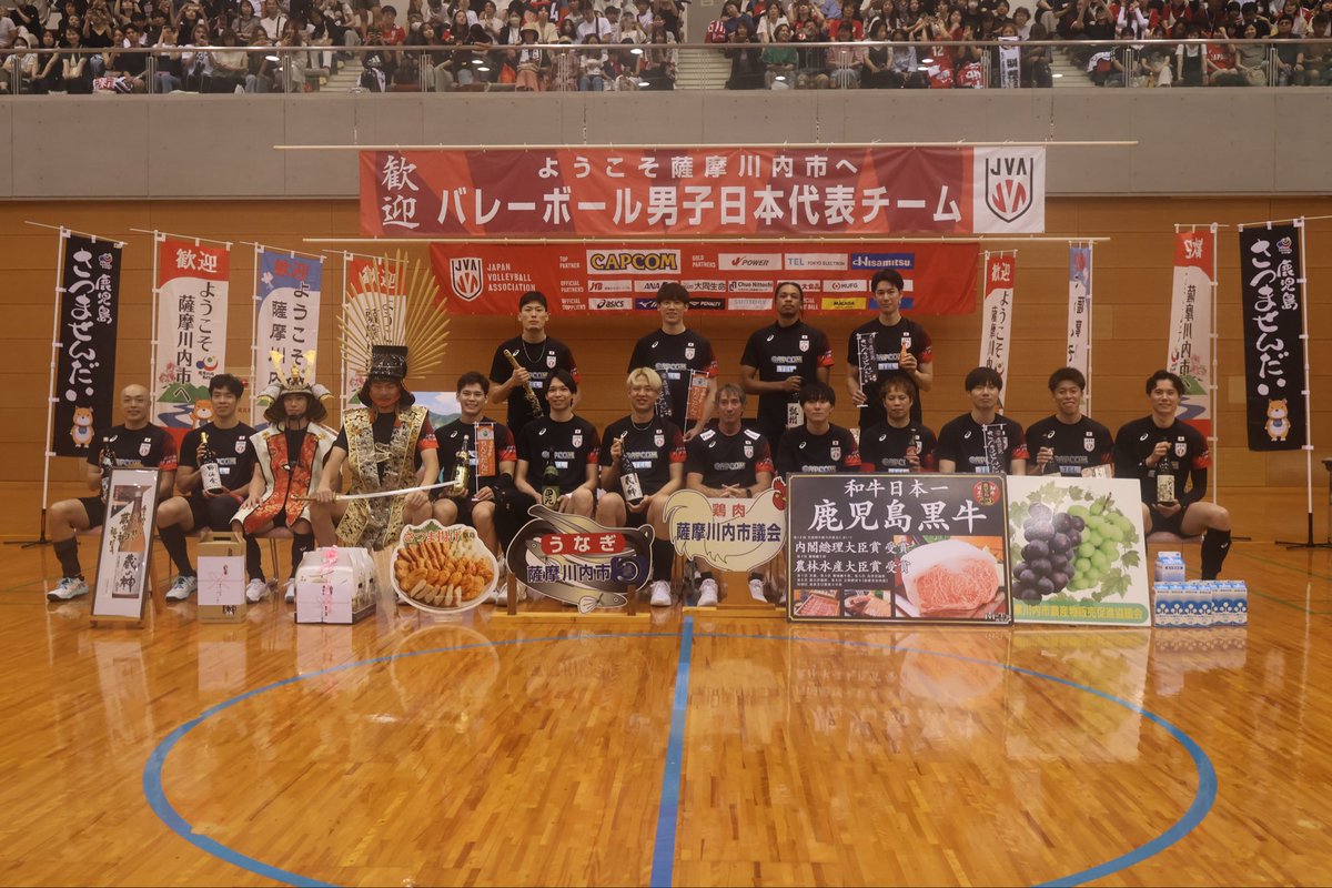 ssc_spo's tweet photo. 【薩 摩 川 内 凱 旋 ！】　
ネーションズリーグファイナルラウンドを終えた
#バレーボール男子日本代表 が薩摩川内入り！🔥
本日は公開練習の前に歓迎式を行いました！
合宿最終日となる15日にも公開練習が実施されます。（チケット完売済み）
皆様の温かい応援をお待ちしております！📣
#薩摩川内市 https://t.co/jwTwHzkNyA