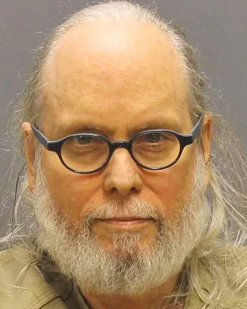 Cultination1's tweet photo. 🇺🇸💰Il a passé plus de 10 ans en prison, plutôt que de RÉVÉLER l’emplacement d’un trésor en or estimé à environ 50 millions $ provenant d’une épave.

Tommy Thompson, chercheur de trésors américain, a découvert en 1988 l'épave du SS Central America, un navire coulé en 1857 avec des TONNES d'OR à son bord. Après avoir vendu une partie du trésor pour environ 50 millions $, des investisseurs l'ont poursuivi, l'accusant de ne jamais les avoir payés. 

Placé en détention en 2015 pour outrage à la cour après avoir refusé de révéler où se trouvaient 500 pièces d'or manquantes, il a été libéré en mars 2026 après plus de 10 ans d'incarcération, un juge ayant estimé que le maintien en détention n'avait plus d'effet coercitif. Les pièces restent introuvables à ce jour.
(CBS News)