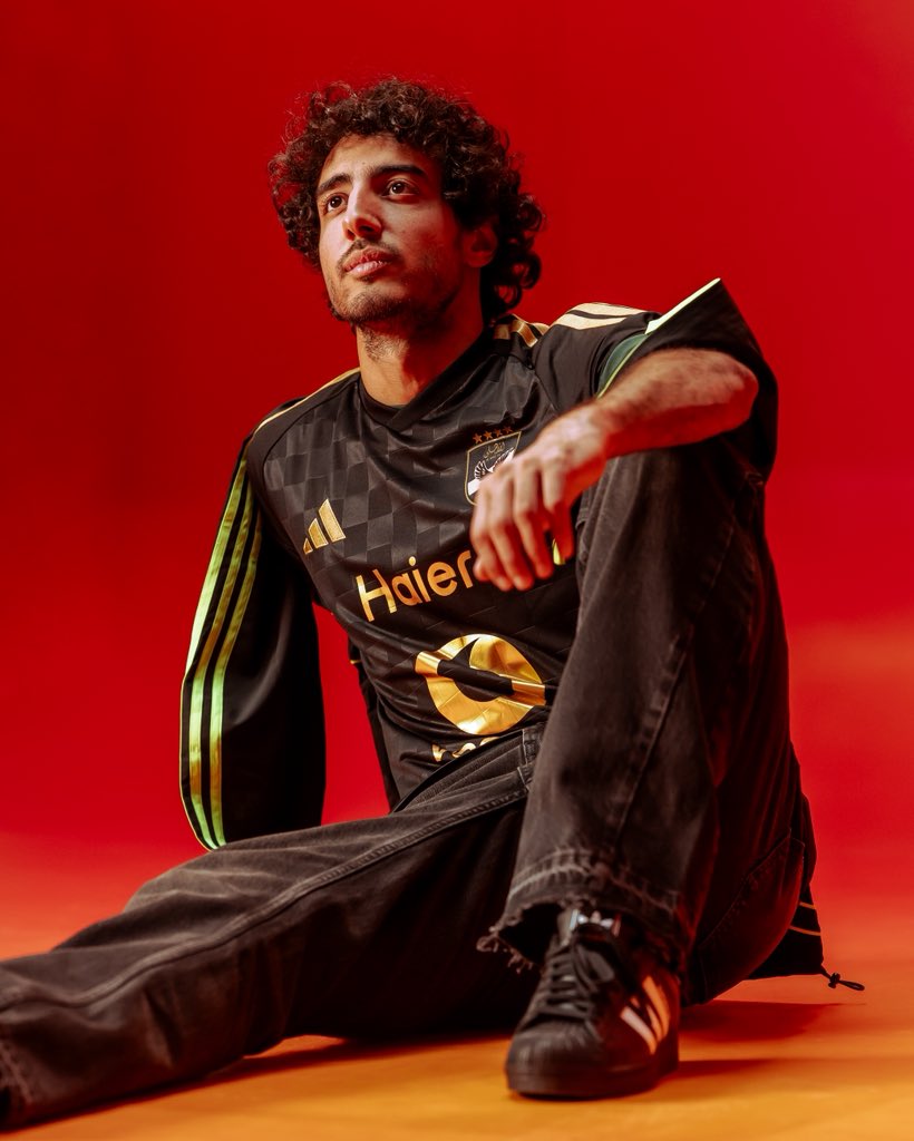 AlAhly's tweet photo. قميص فريقنا الاحتياطي لموسم 27/26 😎🦅 https://t.co/gQ9iAyq6KN