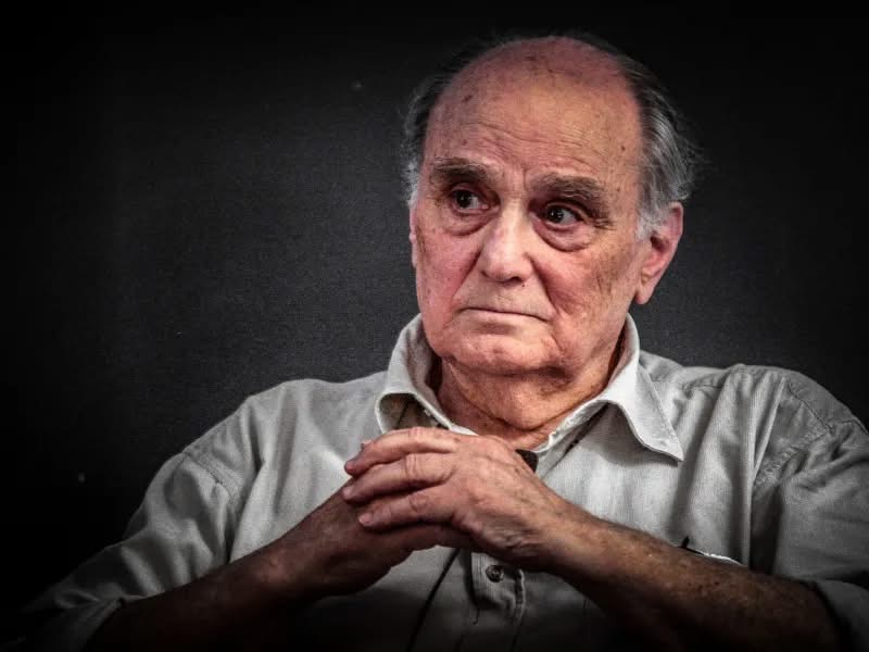 blemilo's tweet photo. Δεν είμαι κατάλληλος για να κρίνω την φιλοσοφική σκέψη του Στέλιου Ράμφου αλλά από τις πολιτικές του παρεμβάσεις τα τελευταία χρόνια τρία πράγματα έχω κρατήσει : 

- ότι στα πρώτα μνημονιακά χρόνια ανέλαβε προθύμως τον ρόλο του απολογητή της φοροεπιδρομής στην ακίνητη περιουσία των Ελλήνων, παρουσιάζοντας τα αυξημένα ποσοστά ιδιοκατοίκησης στην χώρα μας ως δείγμα... καθυστέρησης

- ότι υπήρξε ο ιδεολογικός γκουρού του χαζοχαρούμενου, χιπστεροσουσουδίστικου κόμματος του Σταύρου Θεοδωράκη  

- ότι την περίοδο του λοκντάουν, μετά την πιο βάρβαρη επίθεση που δέχτηκαν οι ατομικές μας ελευθερίες τις τελευταίες δεκαετίες , αυτός αναφωνούσε ενθουσιασμένος : «Για πρώτη φορά έχουμε κράτος!» 

R.I.P.      TX
